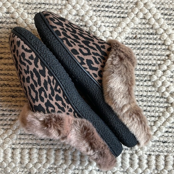 Isotoner Slippers CHEETAH Memory Foam Hoodback ECO Comfort Women’s Sz 9.5-10 NWT - Picture 4 of 12